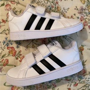 Toddler Adidas Grand Court sneakers